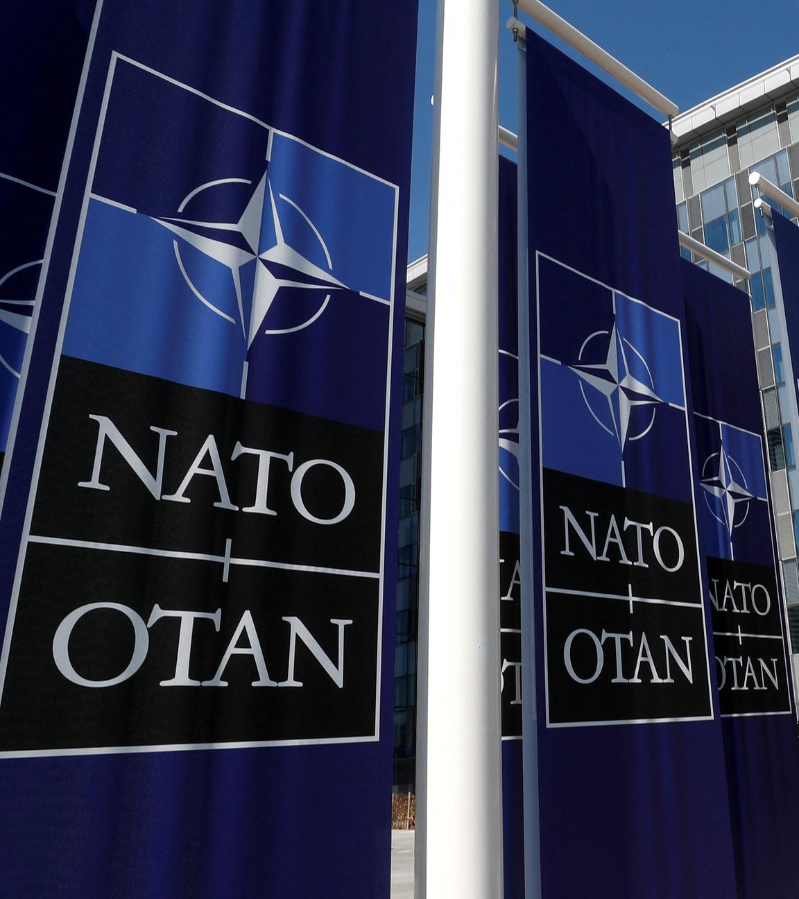 NATO-Fahnen vor dem Hauptquartier des Militärbündnisses in Brüssel.