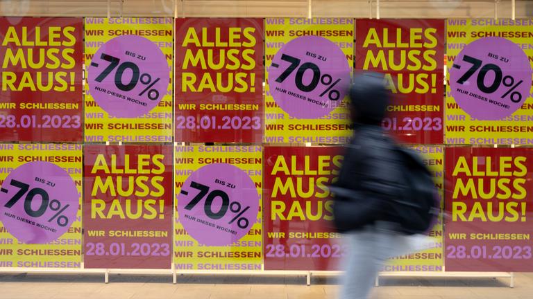 Archiv: Schild mit der Aufschrift geschlossen hängt in einem Geschäft 