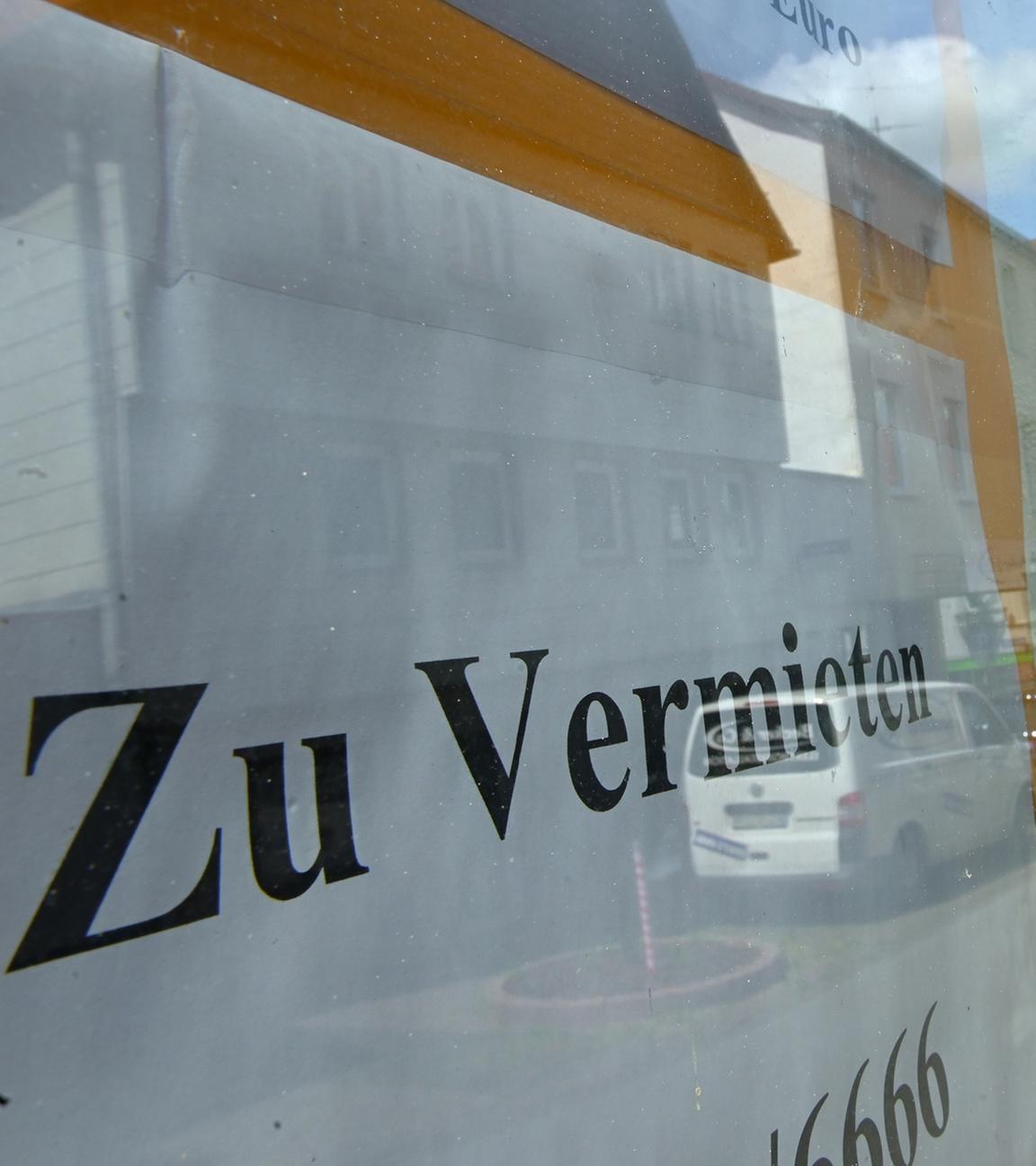 Ein Mann geht an einem Geschäft vorbei, das zu vermieten ist