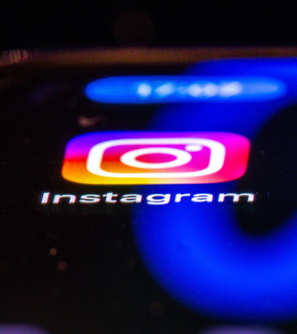 Die Apps von Instagram und Facebook sind auf dem Display eines Smartphones zu sehen