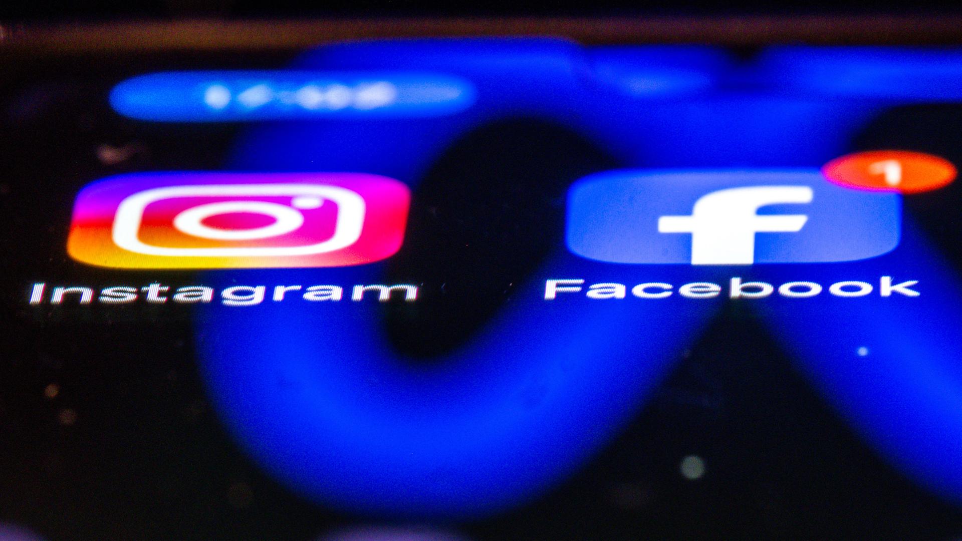 Die Apps von Instagram und Facebook sind auf dem Display eines Smartphones zu sehen