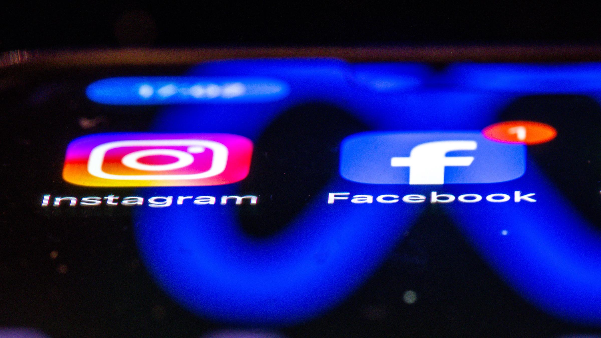 Die Apps von Instagram und Facebook sind auf dem Display eines Smartphones zu sehen