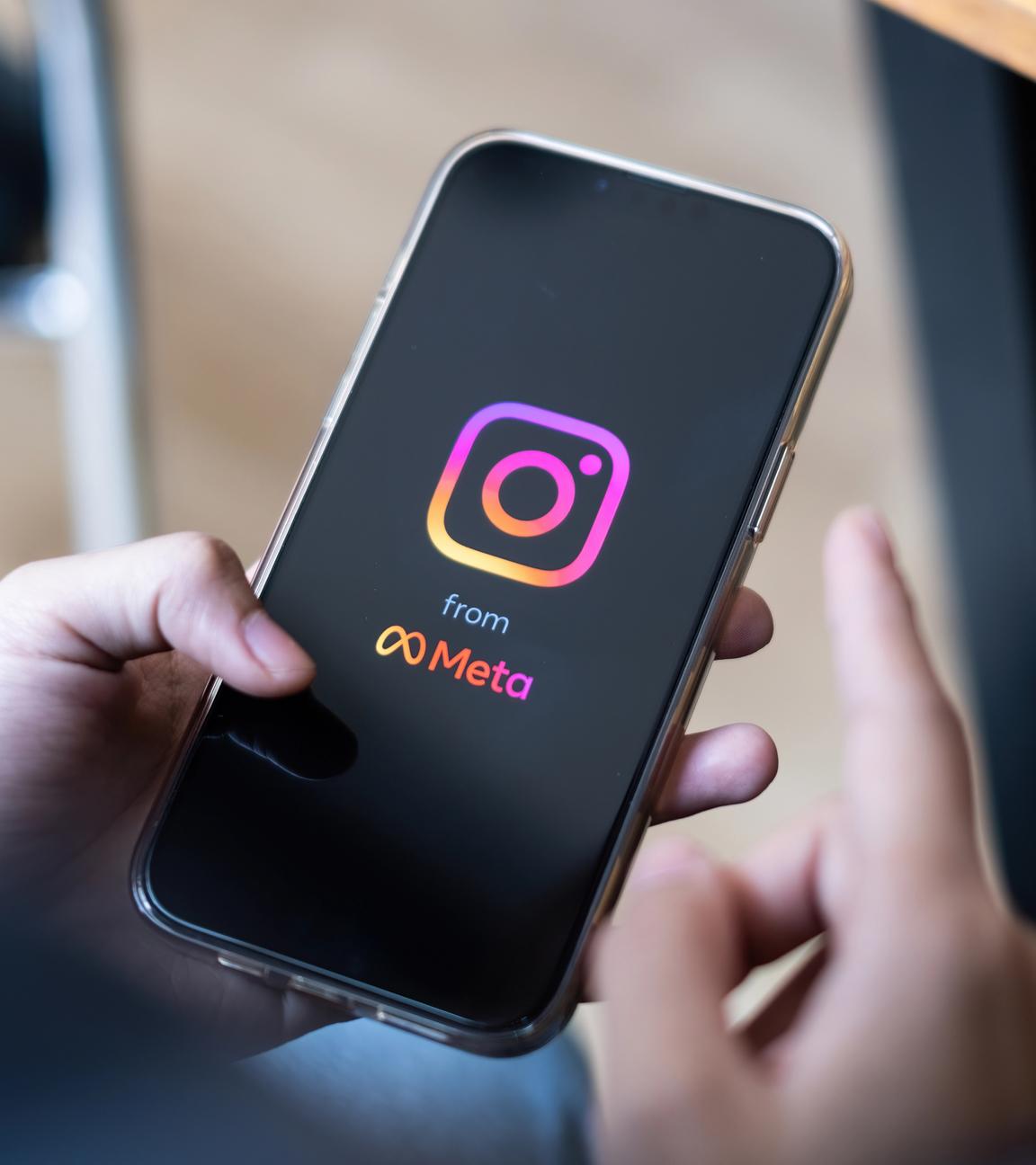 Smartphone, auf dem die Instagram-App zu sehen ist