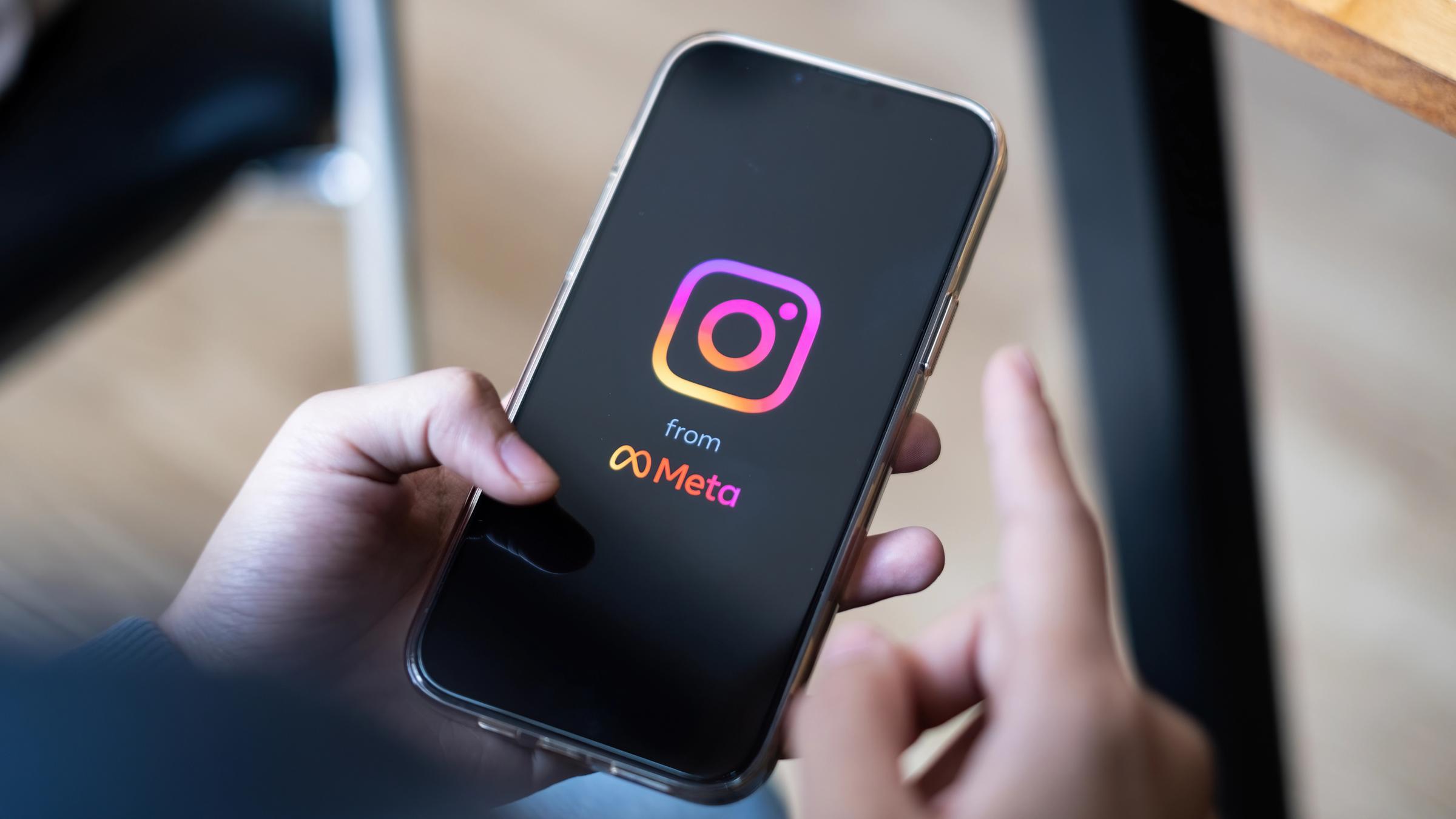 Smartphone, auf dem die Instagram-App zu sehen ist