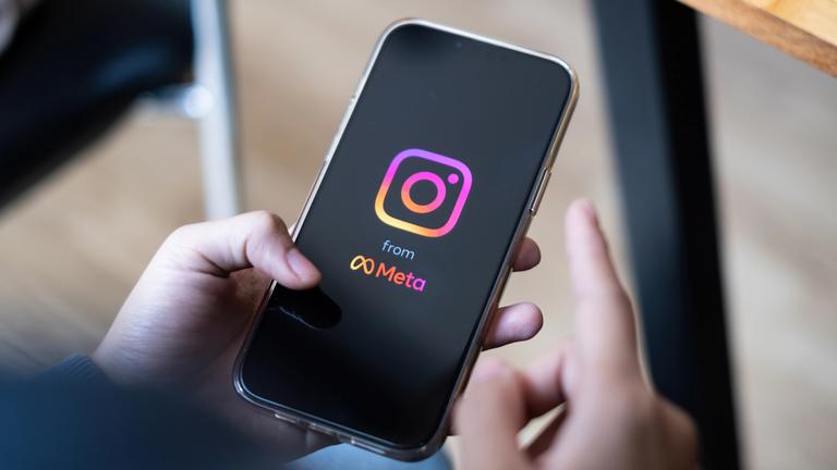 Smartphone, auf dem die Instagram-App zu sehen ist