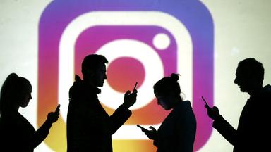 Symbolbild: Menschen stehen vor ein Instagramlogo, aufgenommen am 06.05.2019