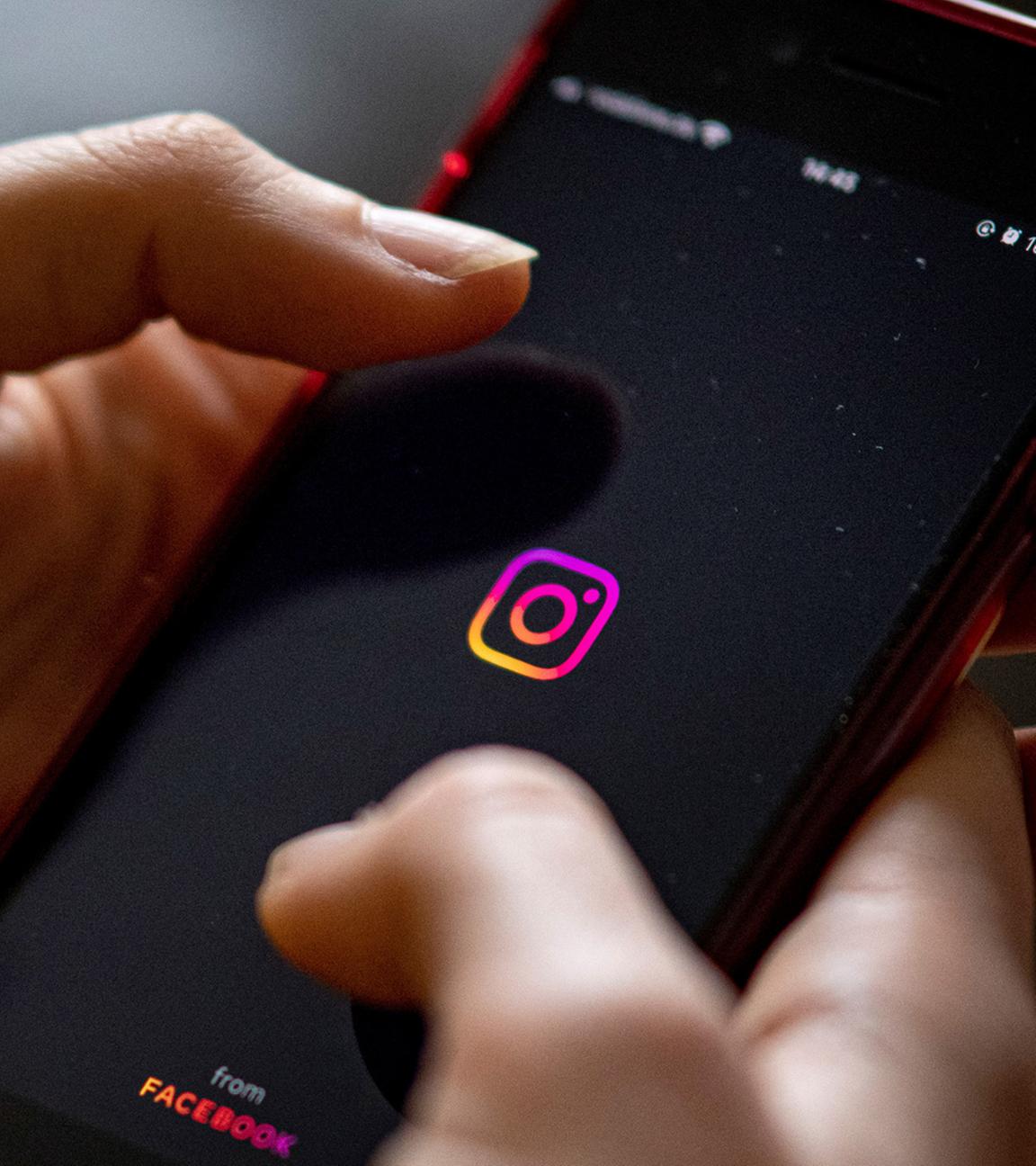Das Logo der App Instagram ist auf einem Smartphone zu sehen. (Symbolbild)