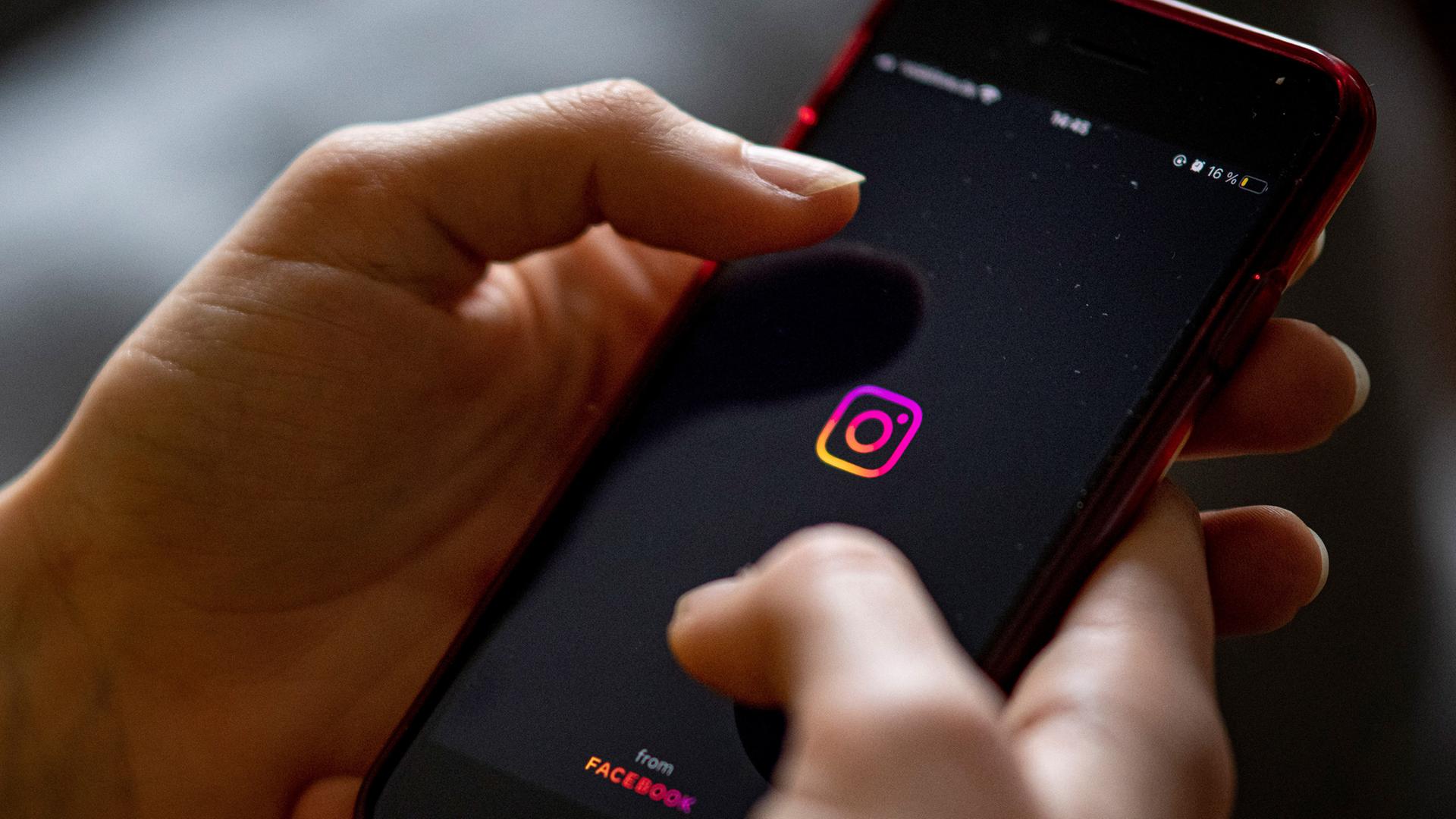 Das Logo der App Instagram ist auf einem Smartphone zu sehen. (Symbolbild)