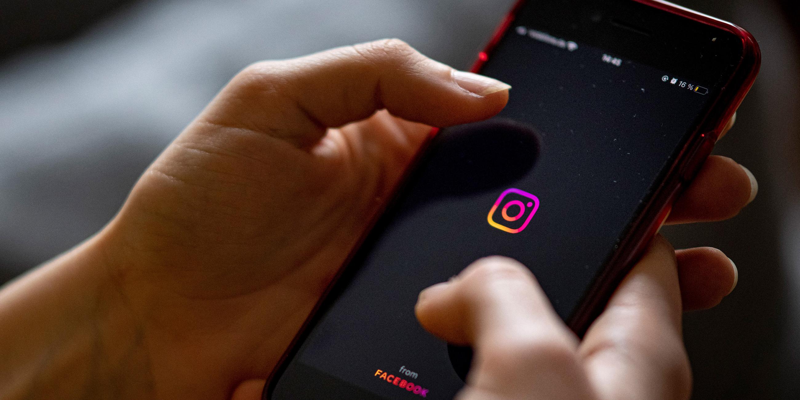 Das Logo der App Instagram ist auf einem Smartphone zu sehen. (Symbolbild)