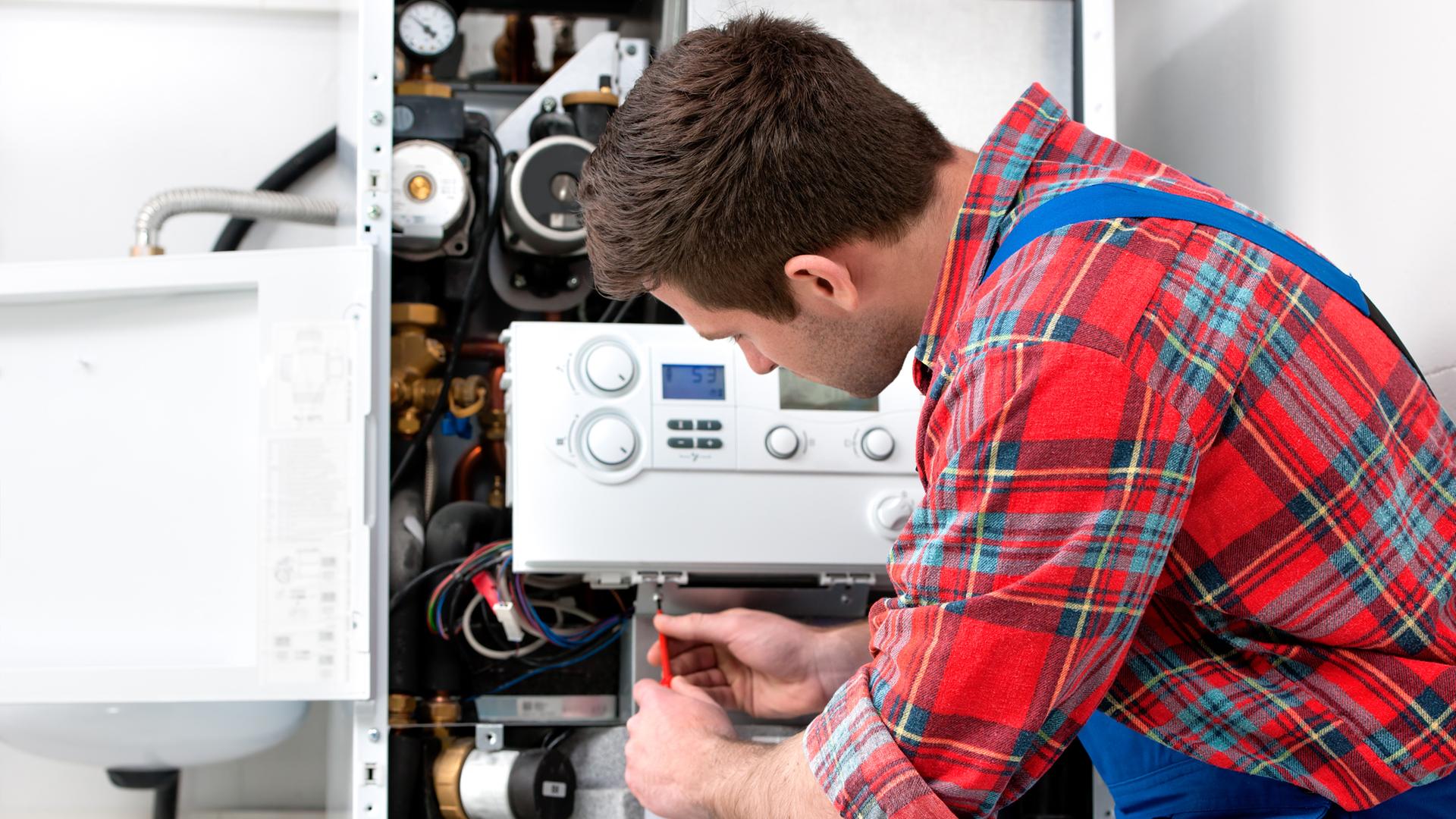 Installateur wartet die Heizung