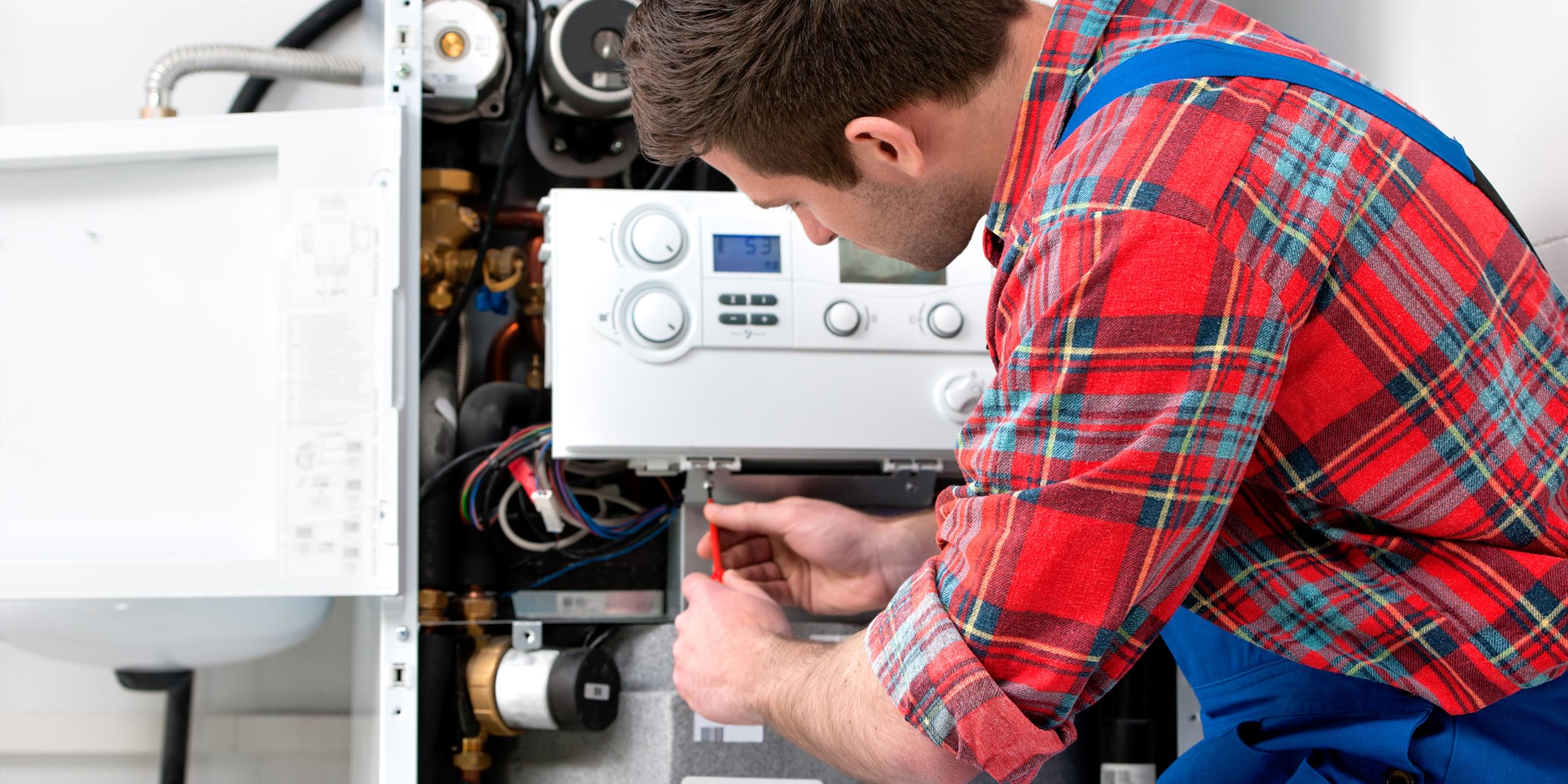Installateur wartet die Heizung