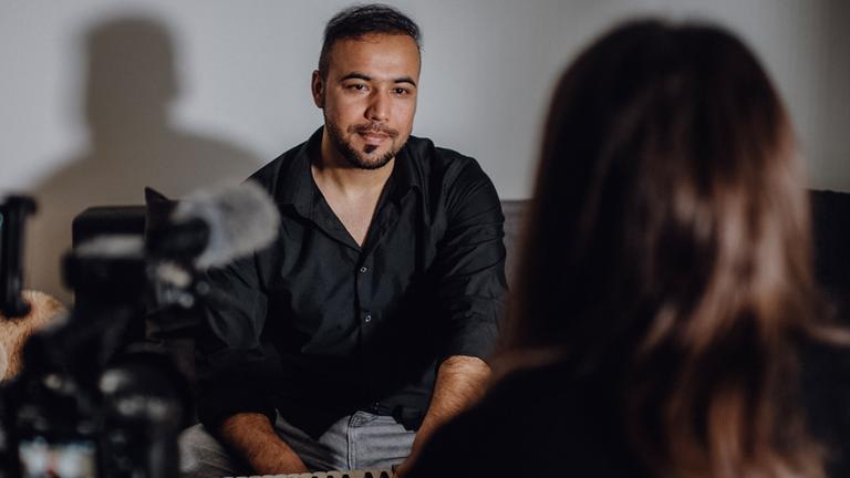 Ein Geflüchteter erzählt über die Integration am Arbeitsmarkt. 