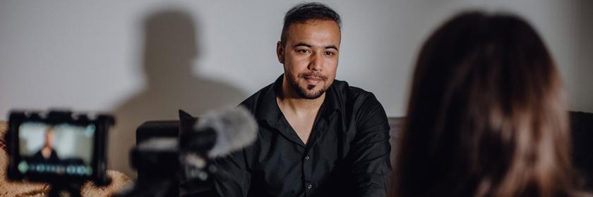 Ein Geflüchteter erzählt über die Integration am Arbeitsmarkt. 