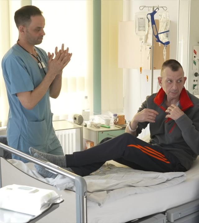 Pflegekräfte mit Patient in Klinik