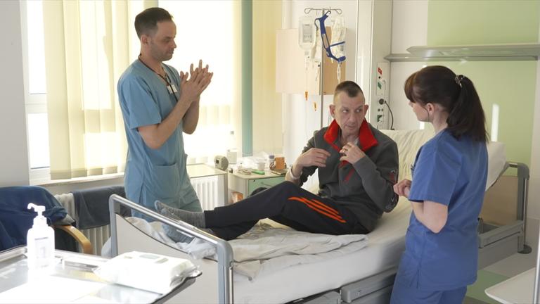 Pflegekräfte mit Patient in Klinik