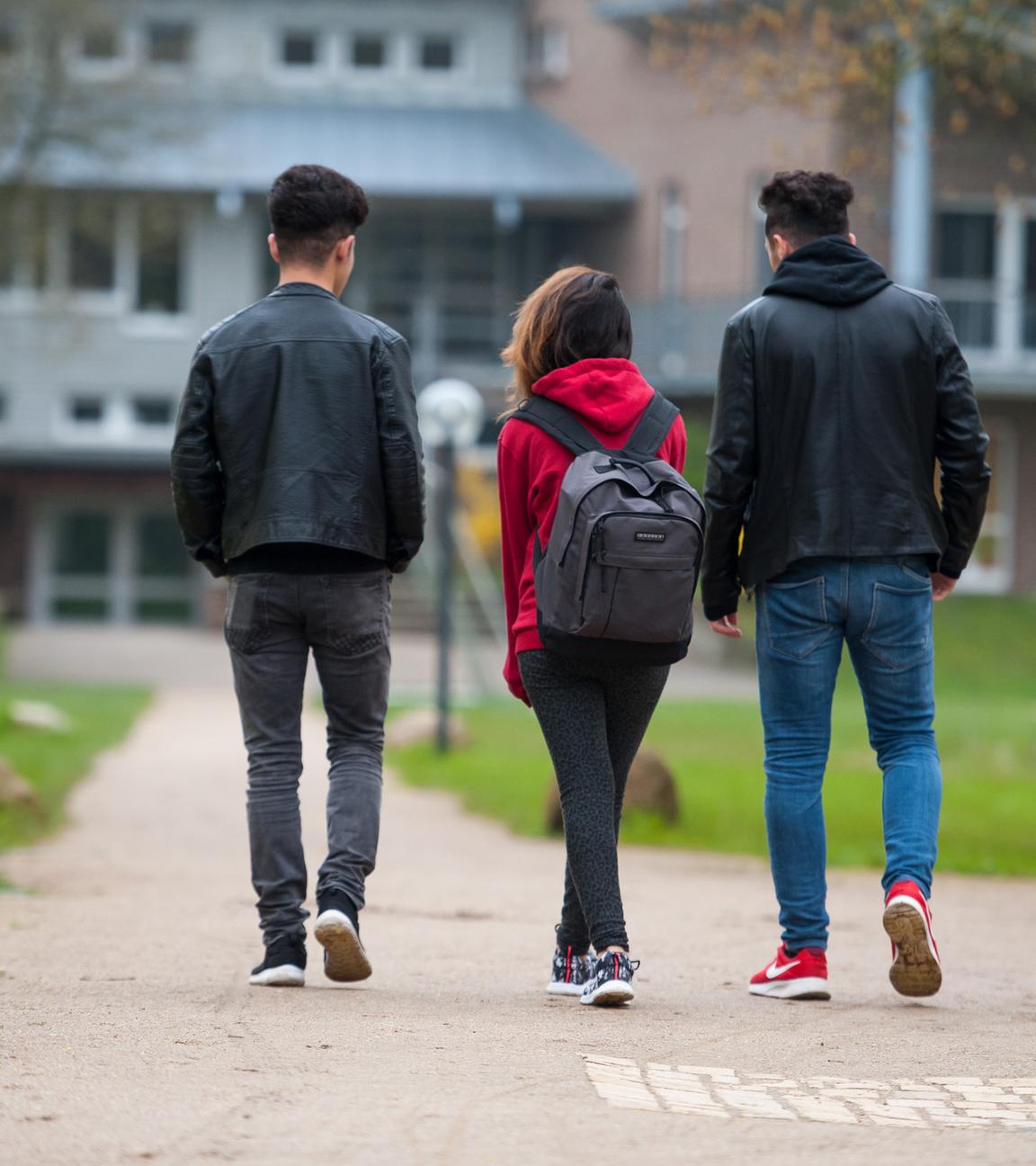 Niedersachsen, Dahlem: Drei jugendliche syrische Flüchtlinge gehen in Dahlem bei Dahlenburg (Niedersachsen) auf dem Gelände des Internatsgymnasium Marienau zum Unterricht. Archivbild