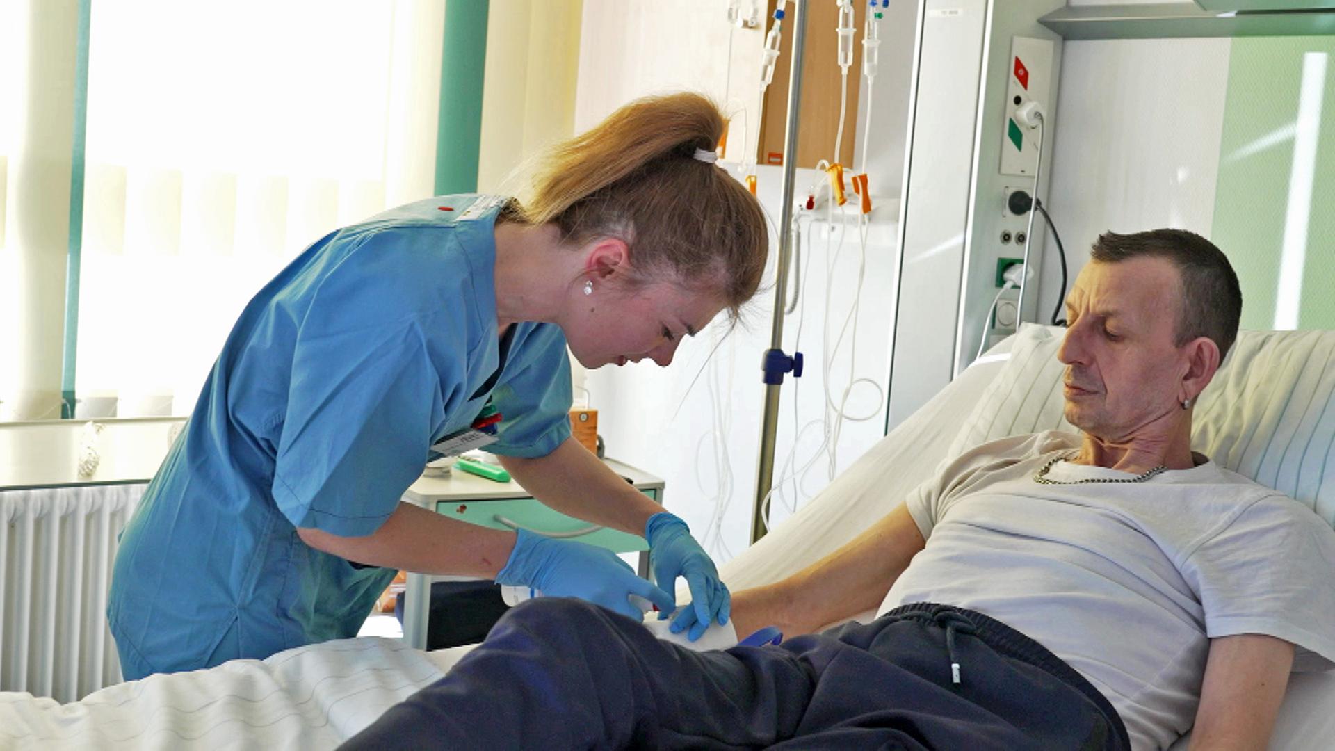 Tetiana Yeremenko bei der Versorgung eines Patients