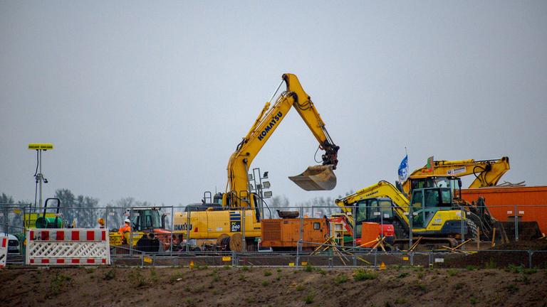 Sachsen-Anhalt, Magdeburg: Bagger stehen am frühen Morgen auf dem Baugelände, auf dem der Chiphersteller Intel eine Chipfabrik errichten will.