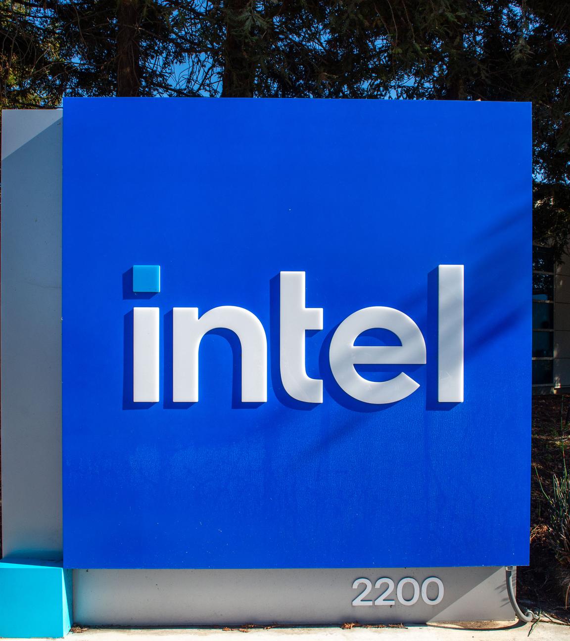  Das Logo von Intel ist am Hauptquartier des Chipkonzerns in Santa Clara, USA, zu sehen.