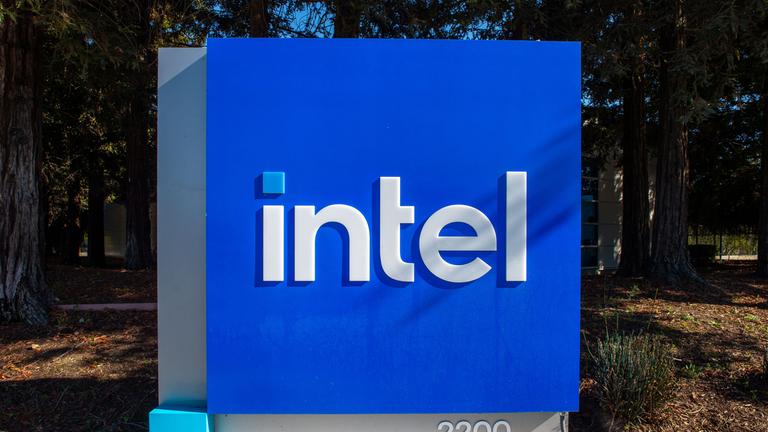 Das Logo von Intel ist am Hauptquartier des Chipkonzerns in Santa Clara, USA, zu sehen.
