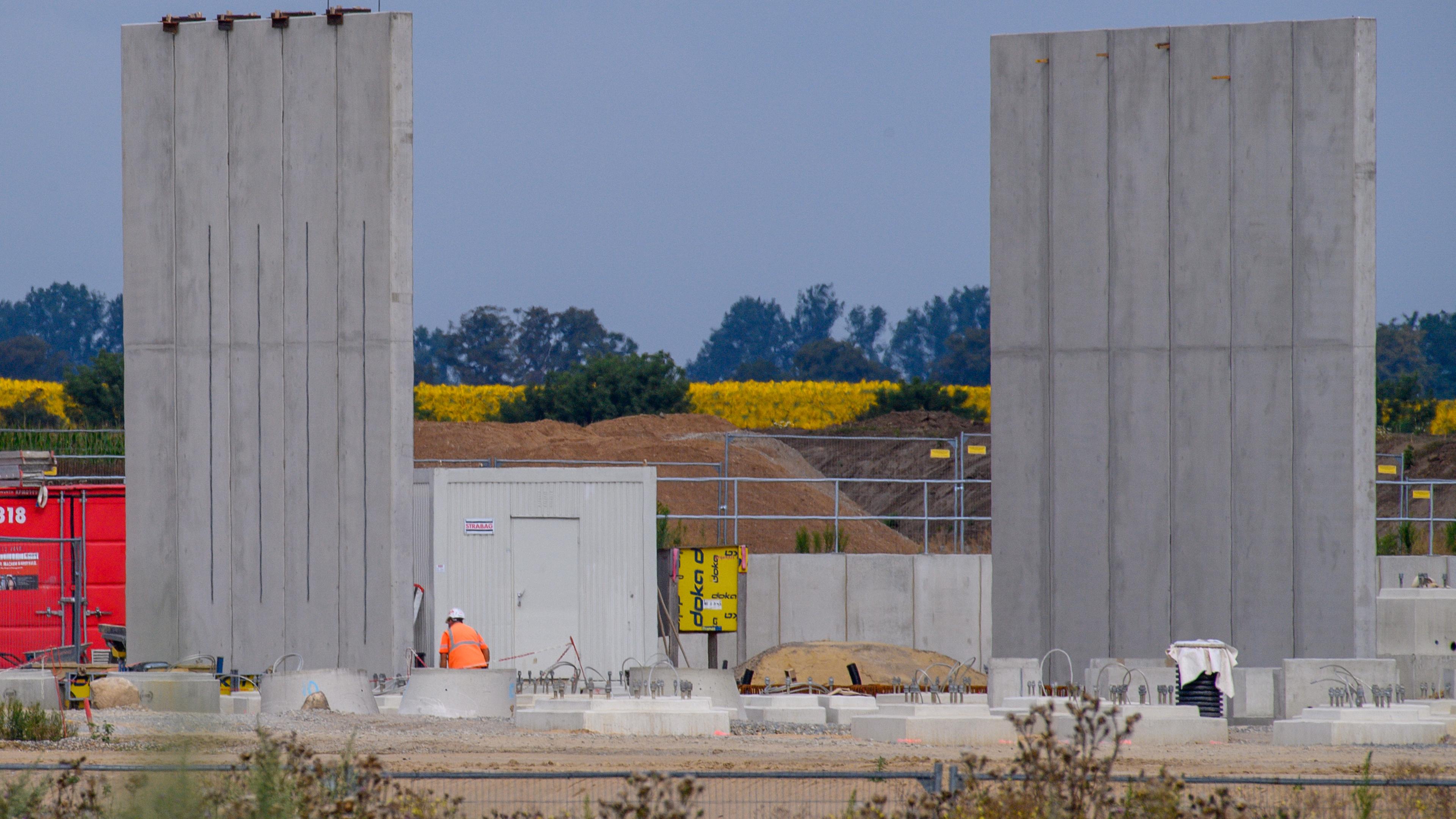 Betonfertigteilwände stehen auf der Baustelle des Industriegebiets «High-Tech-Park», wo unter anderem Intel ein Werk errichten wollte