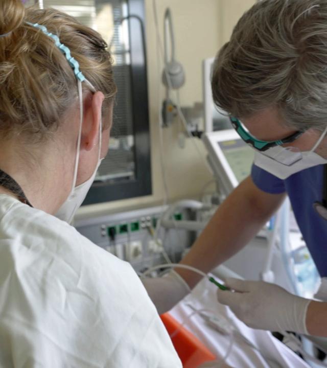 Versorgung eines COVID-19-Patienten auf der Intensivstation