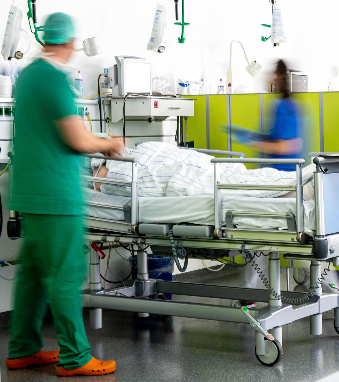 Pflegepersonal kümmert sich um Patienten auf einer Intensivstation (Symbolbild)