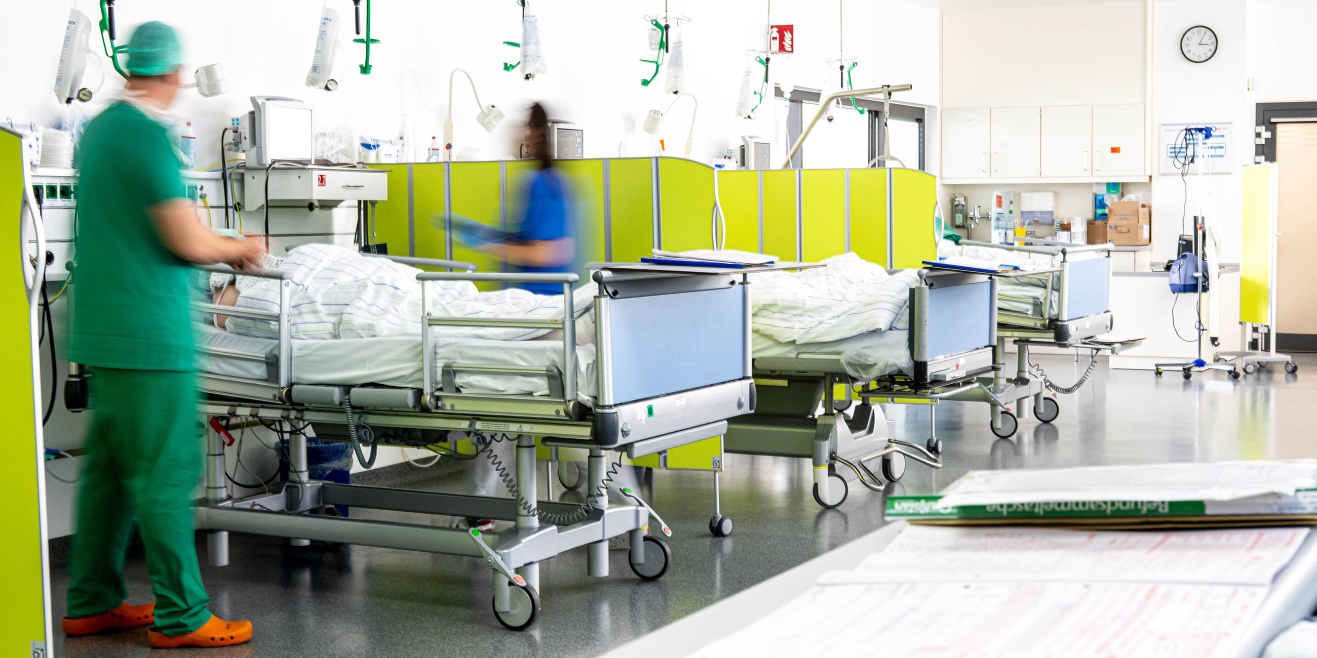 Pflegepersonal kümmert sich um Patienten auf einer Intensivstation (Symbolbild)