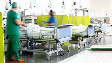 Pflegepersonal kümmert sich um Patienten auf einer Intensivstation (Symbolbild)