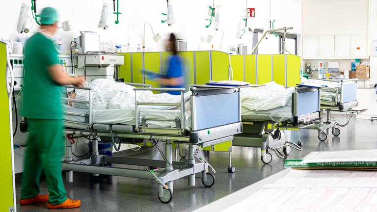Pflegepersonal kümmert sich um Patienten auf einer Intensivstation (Symbolbild)