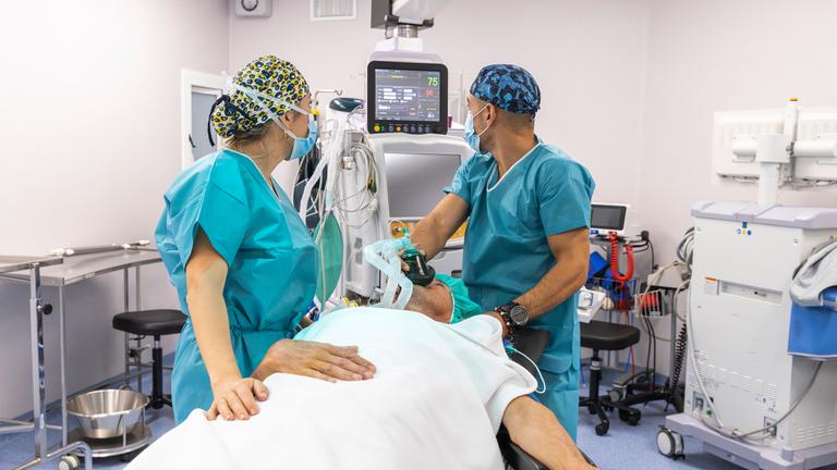 Ein Patient erhält eine Narkose im OP-Saal.