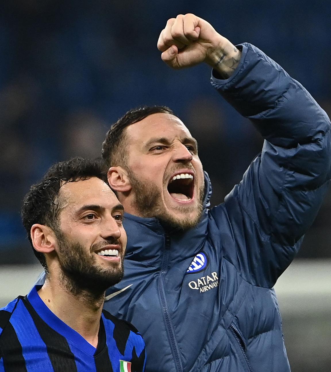 Inter Mailands türkischer Mittelfeldspieler (Nr. 20) Hakan Calhanoglu (L) und Inter Mailands österreichischer Stürmer (Nr. 08) Marko Arnautovic (R) feiern den Sieg von Inter Mailand nach dem Spiel der italienischen Serie A zwischen Inter Mailand und Monza im San-Siro-Stadion in Mailand, am 8. März 2025.