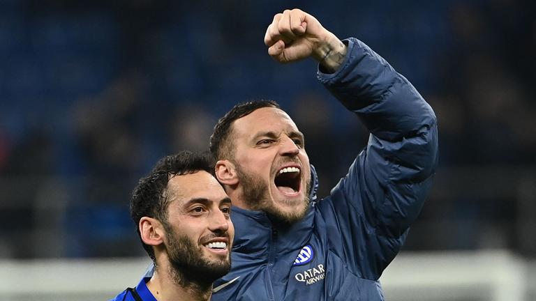Inter Mailands türkischer Mittelfeldspieler (Nr. 20) Hakan Calhanoglu (L) und Inter Mailands österreichischer Stürmer (Nr. 08) Marko Arnautovic (R) feiern den Sieg von Inter Mailand nach dem Spiel der italienischen Serie A zwischen Inter Mailand und Monza im San-Siro-Stadion in Mailand, am 8. März 2025.