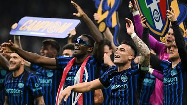 Die Top-Torschützen von Inter Mailand Marcus Thuram und Lautaro Martinez feiern die Meisterschaft.