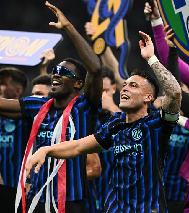 Die Top-Torschützen von Inter Mailand Marcus Thuram und Lautaro Martinez feiern die Meisterschaft.