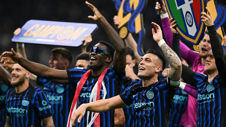 Die Top-Torschützen von Inter Mailand Marcus Thuram und Lautaro Martinez feiern die Meisterschaft.
