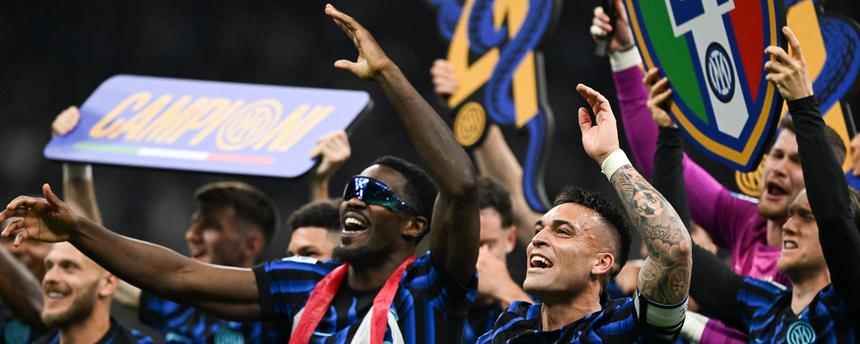 Die Top-Torschützen von Inter Mailand Marcus Thuram und Lautaro Martinez feiern die Meisterschaft.