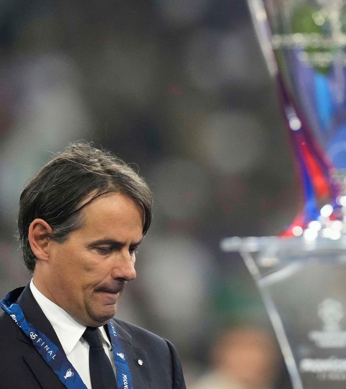 Der Trainer von Inter Mailand läuft nach der Niederlage im Champions League Finale gegen Paris Saint-Germain am Pokal vorbei. Aufgenommen am 31.05.2025.