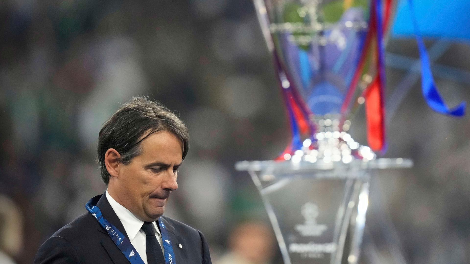 Simone Inzaghi läuft nach der Niederlage im Champions-League-Finale gegen Paris Saint-Germain am Pokal vorbei. Aufgenommen am 31.05.2025.