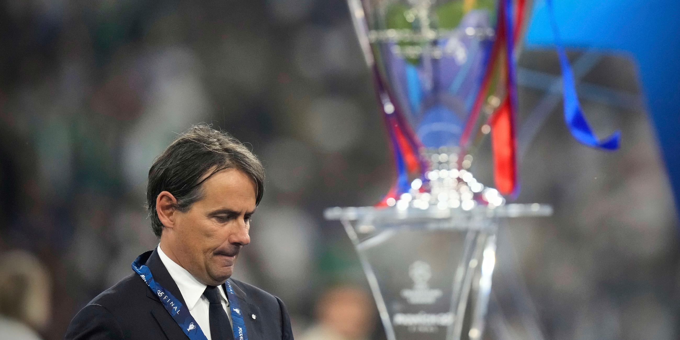 Der Trainer von Inter Mailand läuft nach der Niederlage im Champions League Finale gegen Paris Saint-Germain am Pokal vorbei. Aufgenommen am 31.05.2025.