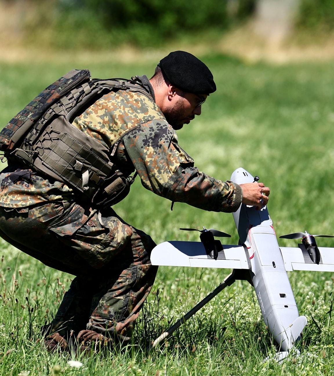 Bundeswehrsoldat nimmt Einstellungen am Drohnenabwehsystem Interceptor vor.