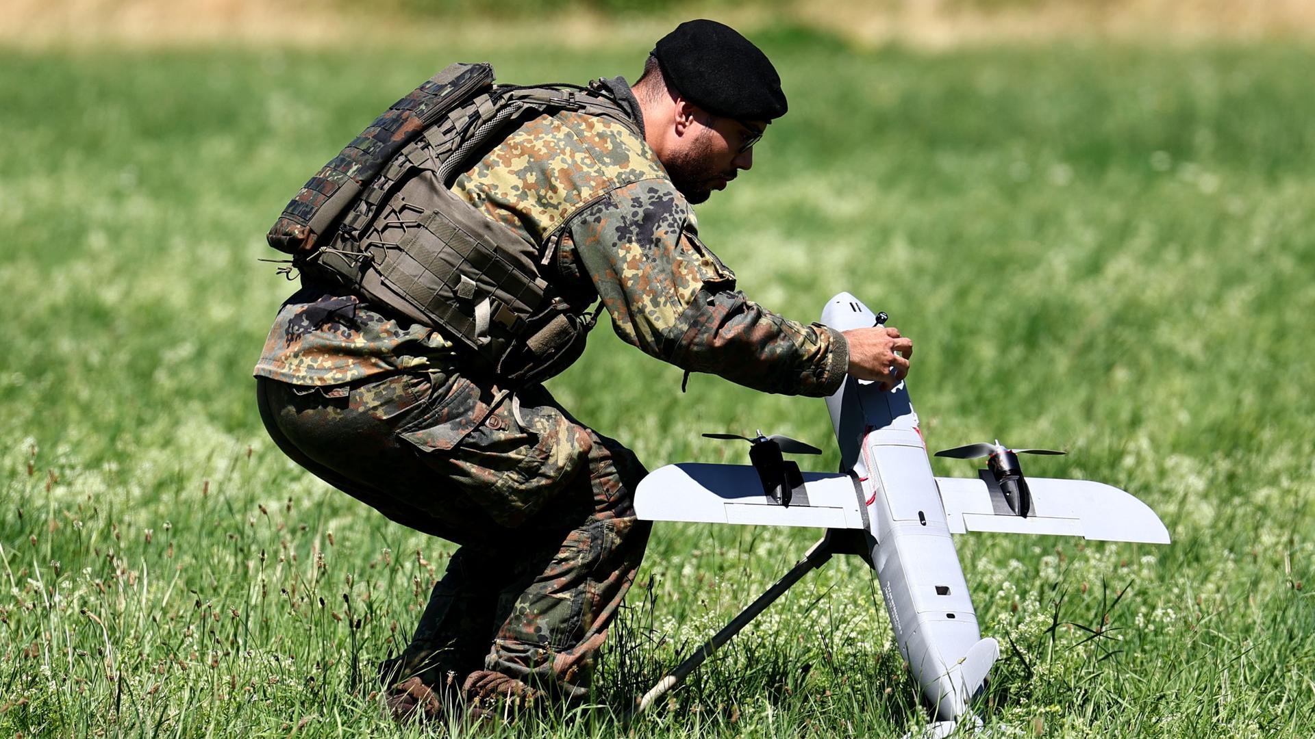 Bundeswehrsoldat nimmt Einstellungen am Drohnenabwehsystem Interceptor vor.