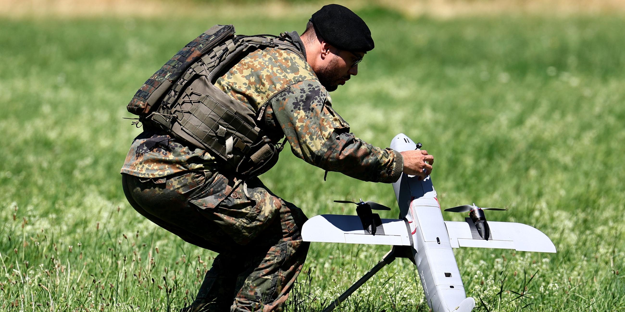 Bundeswehrsoldat nimmt Einstellungen am Drohnenabwehsystem Interceptor vor.