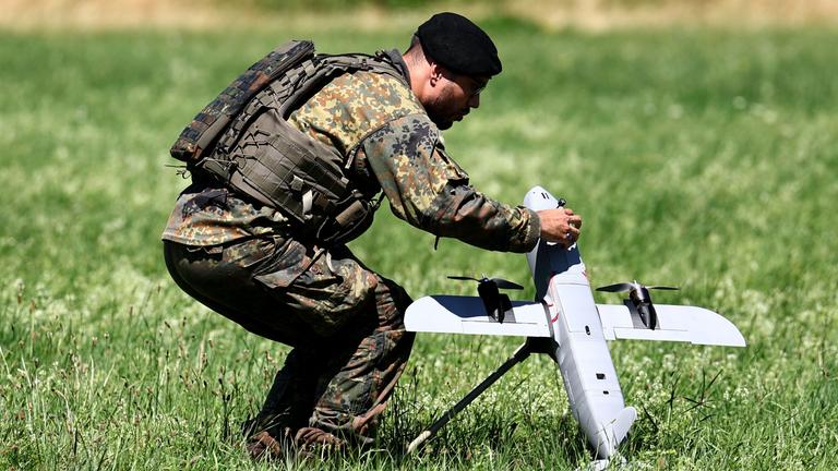Bundeswehrsoldat nimmt Einstellungen am Drohnenabwehsystem Interceptor vor.