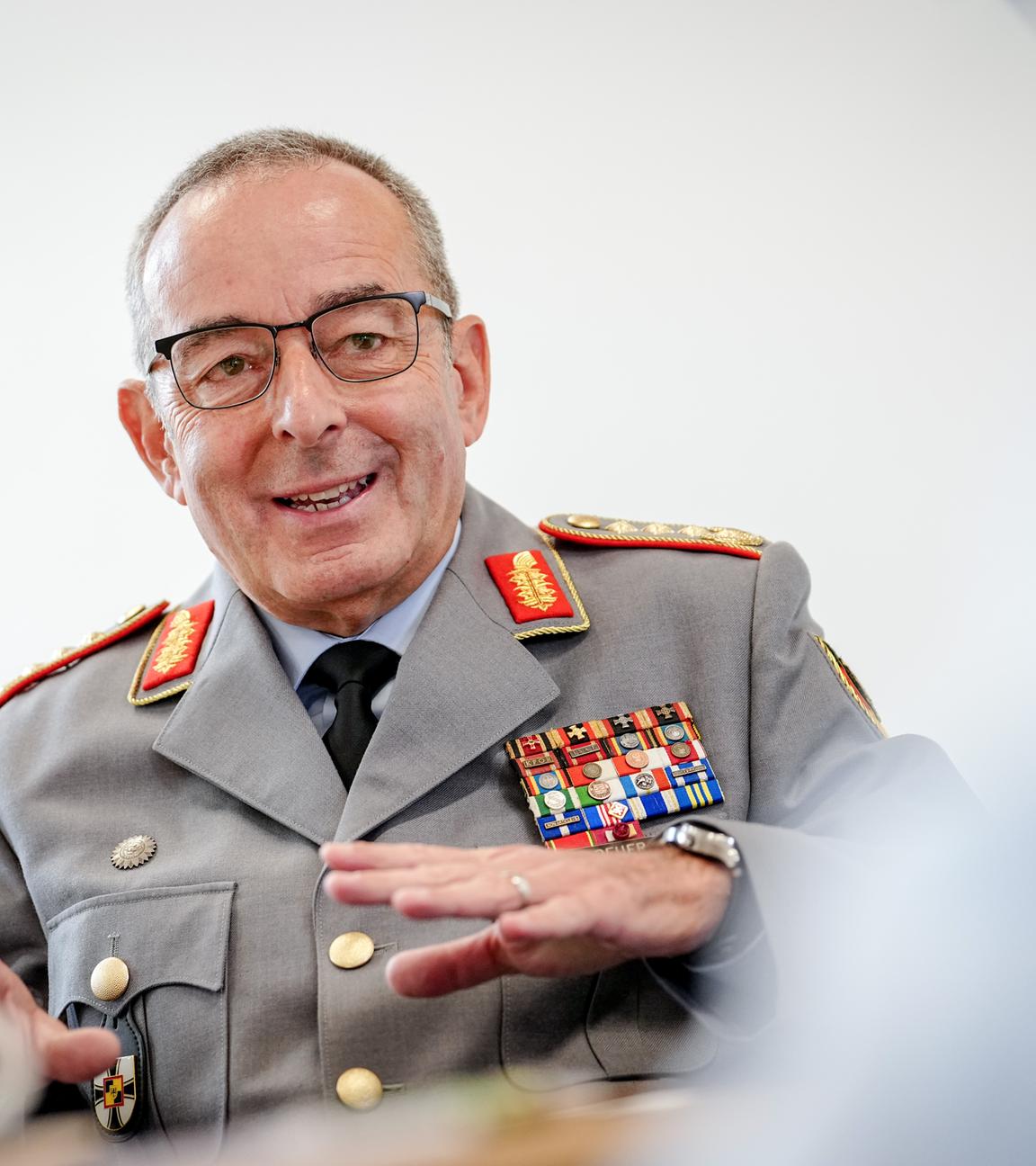 Eine Aufnahme von Carsten Breuer, wie er in die Kamera lächelt