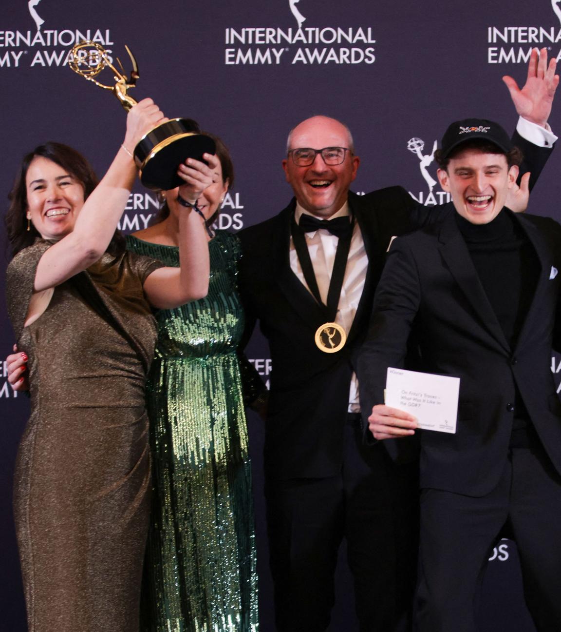 Der deutsche Regisseur Ralf Kukula (3. v. l.) und sein Team posieren im Presseraum.