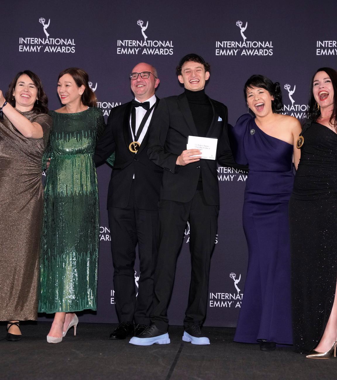 Anke Lindemann (l), Ralf Kukula (3.v.l), Gewinner in der Kategorie «Kids: Factual & Entertainment» für «Auf Fritzis Spuren - Wie war das so in der DDR?», erscheinen im Presseraum während der 53. International Emmy Awards im New York Hilton Midtown