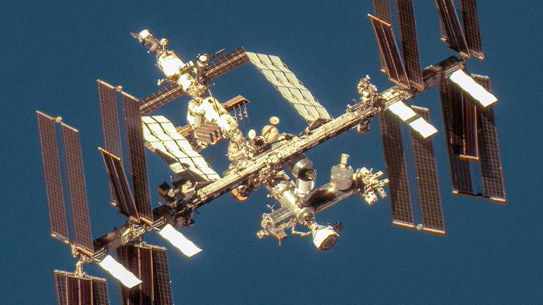 Ein Satellitenbild zeigt einen Überblick über die Internationale Raumstation mit dem Boeing Starliner-Raumschiff, 07.06.2024.