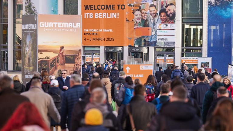 Zahlreiche Besucher sind auf dem Messegelände auf dem Weg zur Internationalen Tourismus-Börse (ITB) in Berlin