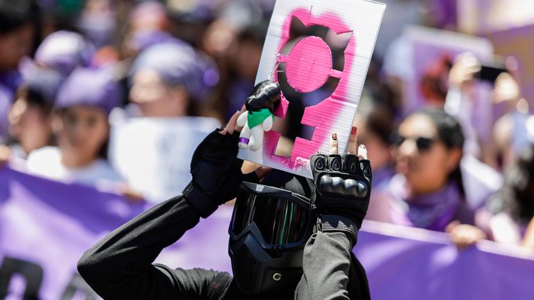 Mexiko, Mexiko-Stadt: Eine Frau demonstriert gegen geschlechtsspezifische Gewalt am Internationalen Frauentag.